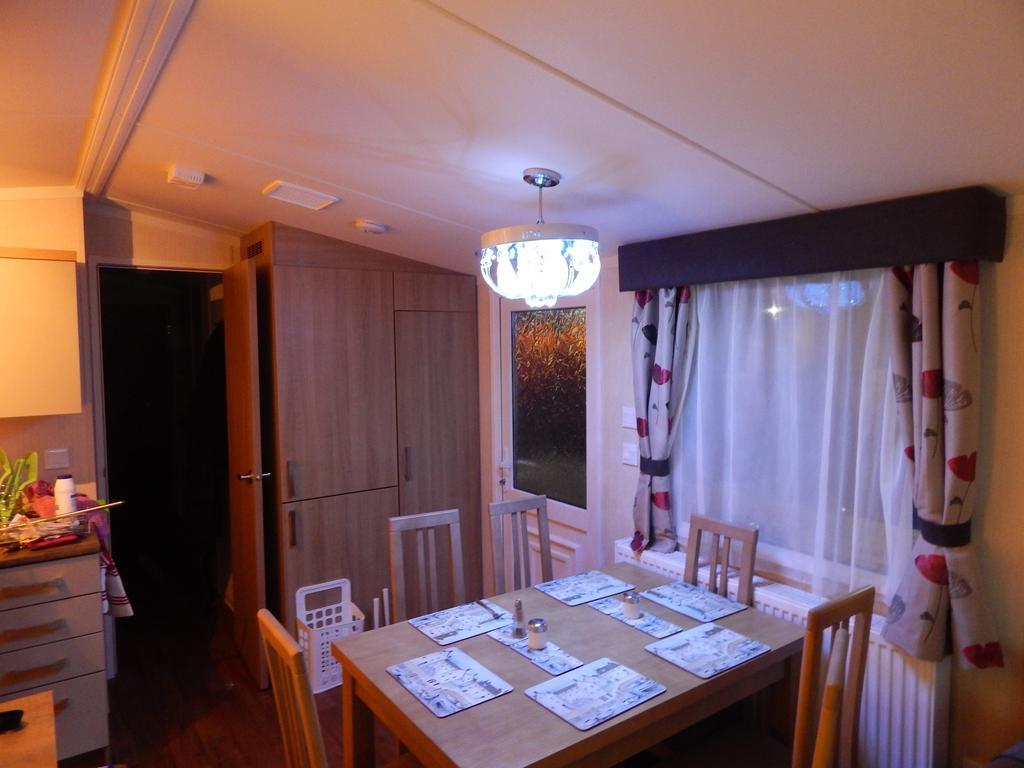 Presthaven Sands Holiday Park 3 And 2 Bed Caravans Престатин Стая снимка